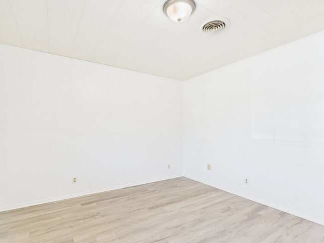 Building Photo - 100 NW Hills Dr