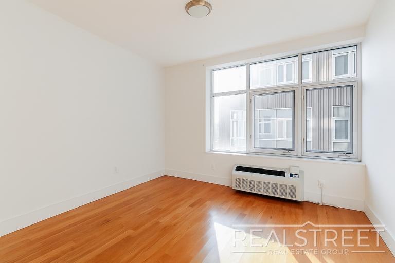 Building Photo - LUXURY 2 Bed in Queens!