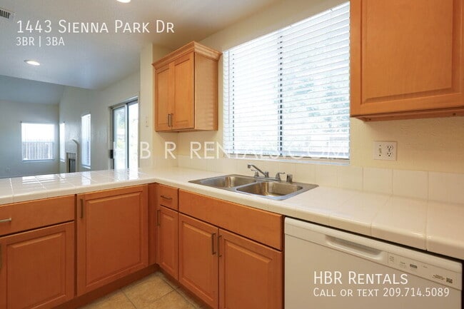 Building Photo - 1443 Sienna Park Dr