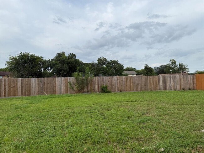 Building Photo - 451 Oakdale Dr
