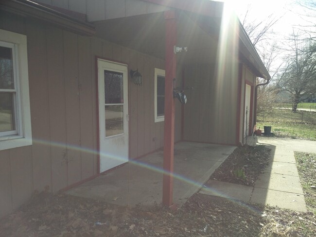 Building Photo - Great 3 bedroom, 1.5 bath home with one car attached garage in Decatur Township