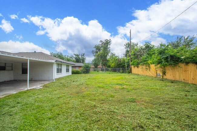 Building Photo - 5429 De Lange Ln