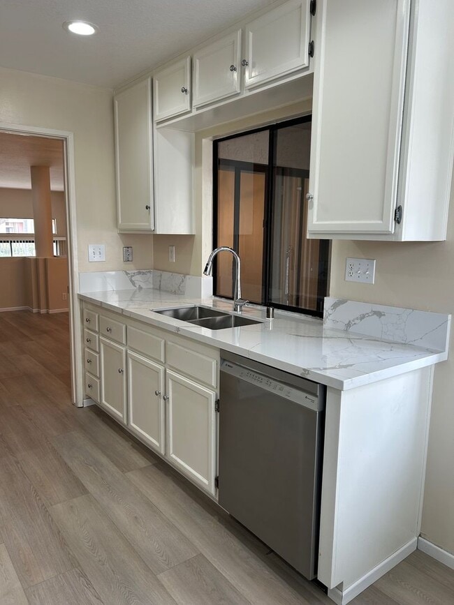 Building Photo - Bright, spacious townhouse located in UTC area, convenient to shopping and public transportation.