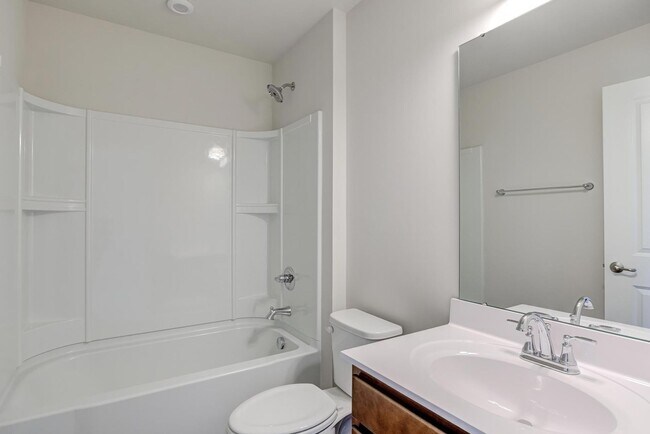Building Photo - 5 Bedroom Home in Youngsville, right off o...