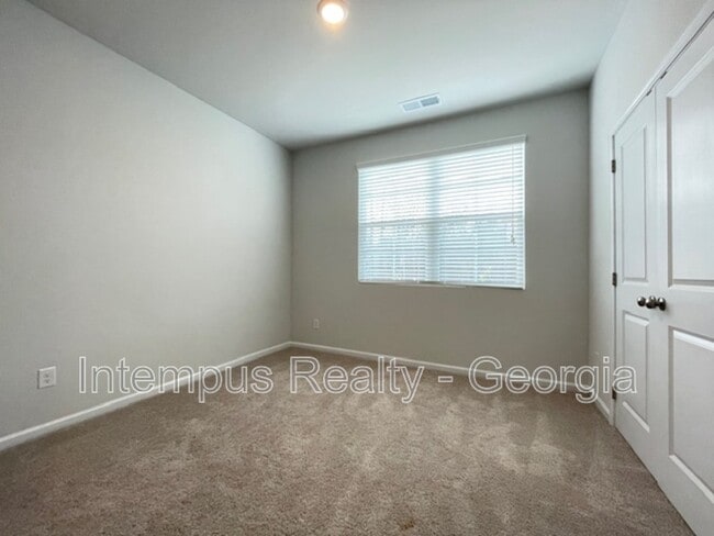 Building Photo - 693 Summerwood Ln