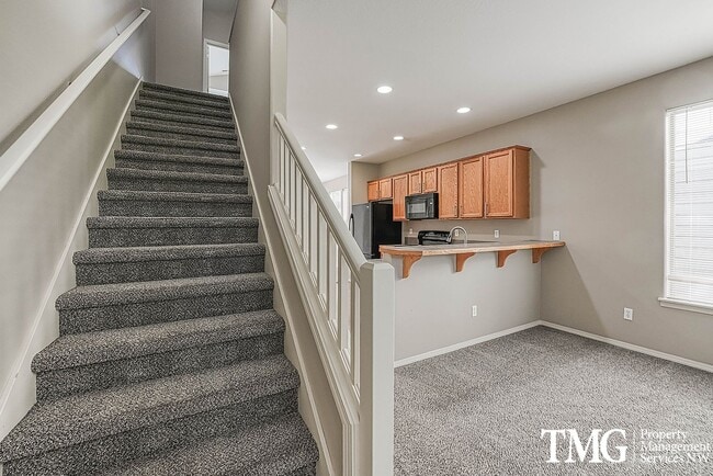 Building Photo - Gorgeous Two Bedroom Townhome in Hillsboro!