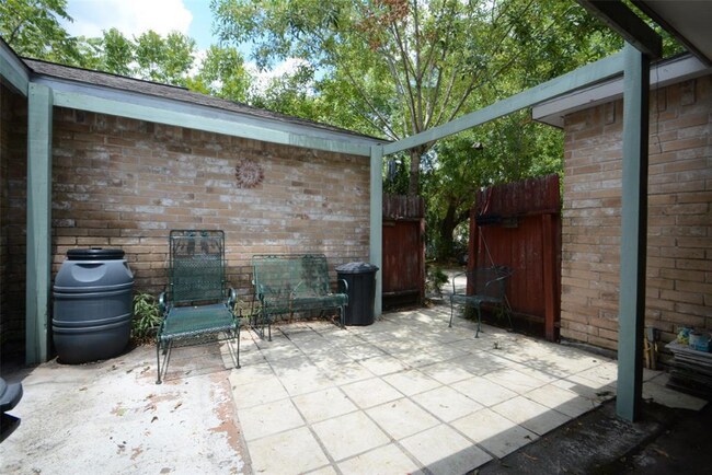 Building Photo - 22226 Meadowhill Dr