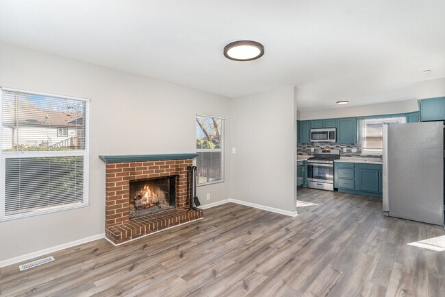 Building Photo - 355 Crestwood Ct