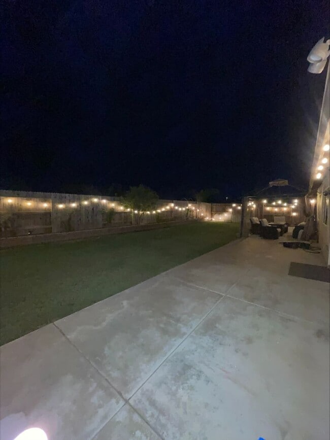 Building Photo - 3 Bed 2 Bath South Bakersfield Home