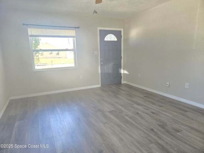 Building Photo - 473 Poinciana Dr