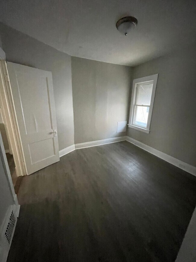 Building Photo - Section 8 & Eden Accepted! Ready to lease ...