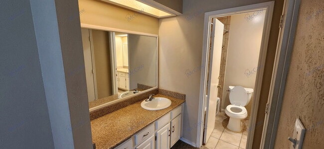 Building Photo - 2204 Oak Hill Dr