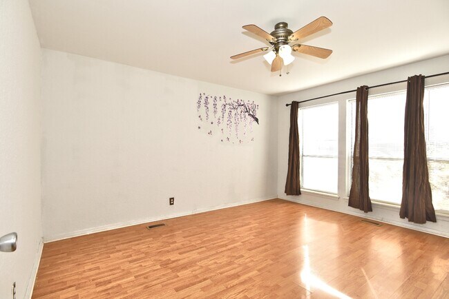 Building Photo - 2208 W Memphis St