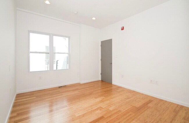 Building Photo - 534 E Girard Ave