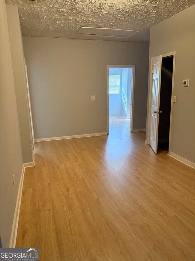 Building Photo - 1006 W College St Ext