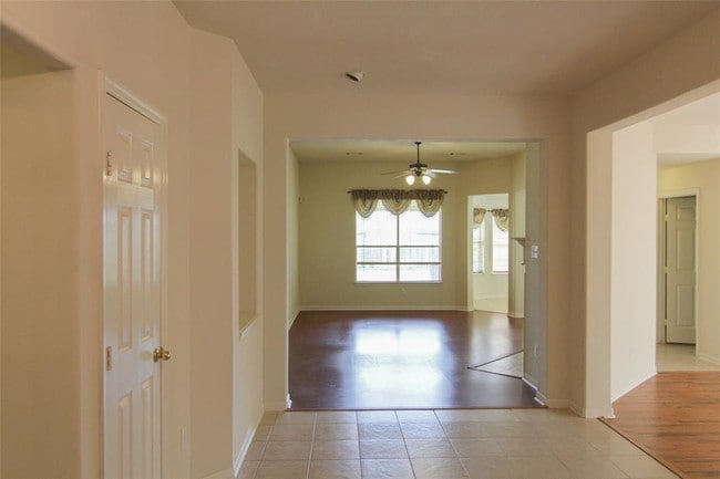 Building Photo - 3231 Stratford Pointe Dr