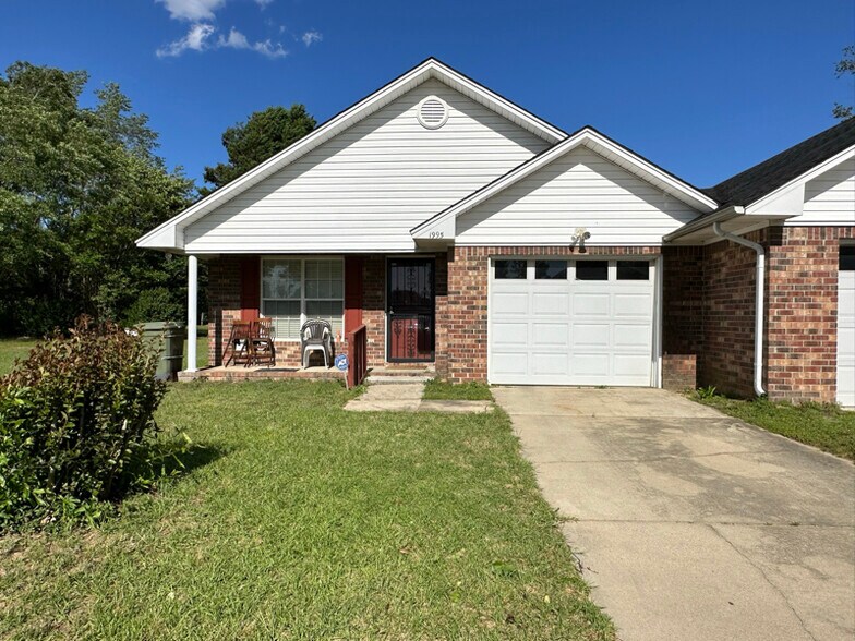 Primary Photo - 1995 Essex Dr
