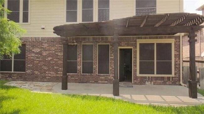 Building Photo - 5 bedroom 2.5 bathroom in Pecan Creek