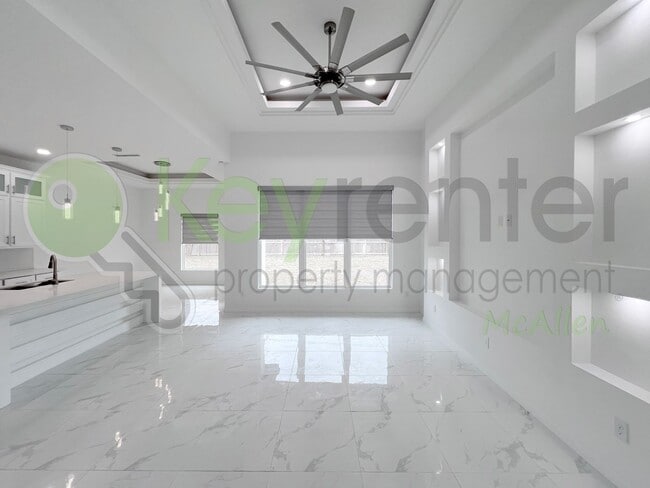 Building Photo - Stunning - 3 b/2.5 bath Home - Don't Miss Out!