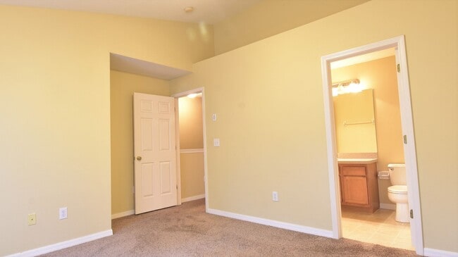 Building Photo - Townhome Near MLK and I-75