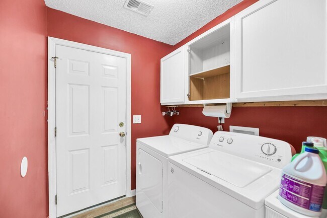Building Photo - Stylish Living with Spacious Backyard!