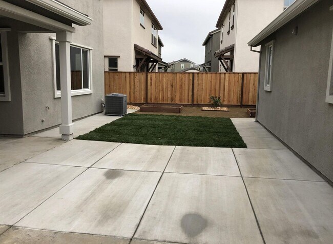 Building Photo - Spacious 4BD/3.5BA Two-Story Home in Mount...