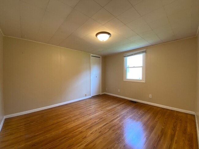 Building Photo - Available Sept 10 , 2026!