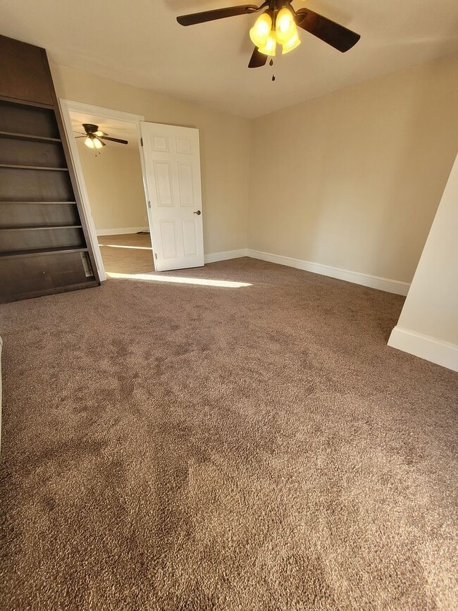 Building Photo - 984 W Main St