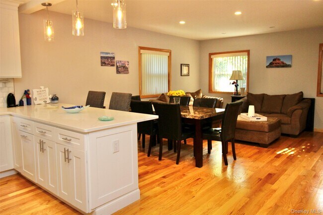 Building Photo - 2 Diane Ct