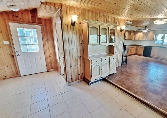 Building Photo - 3 Bed / 1-1/2 Bath Single Family Home
