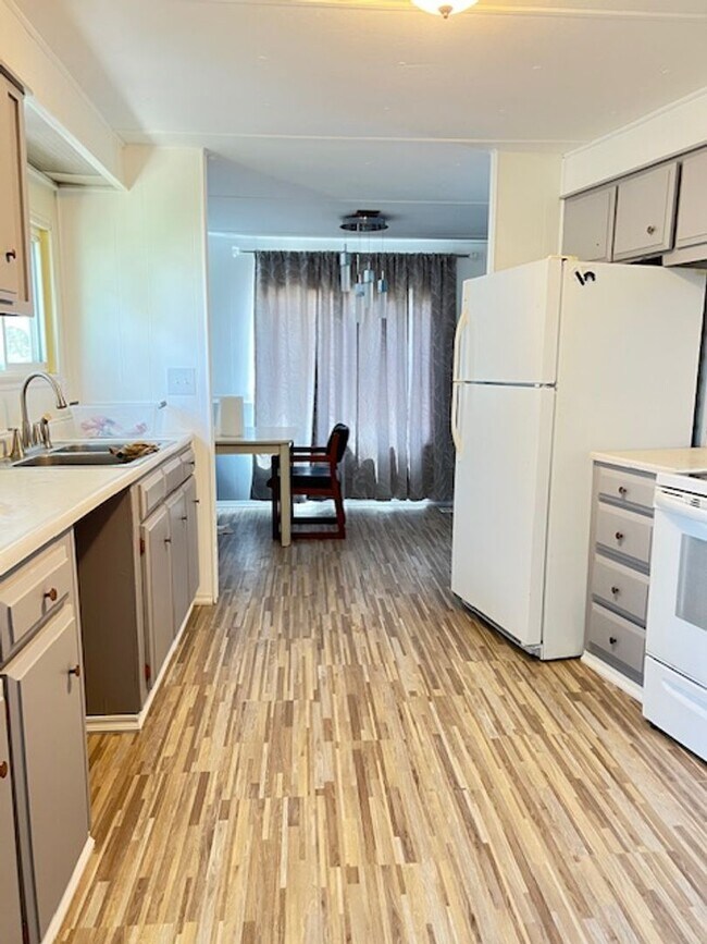 Building Photo - 4 Bedroom, 2 Bathroom Trailer House For Rent In Burley, ID