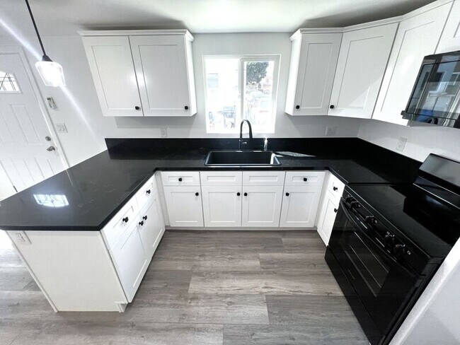 Building Photo - 2332 Cedar Ave