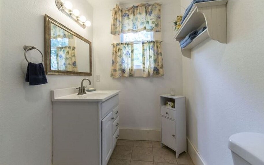Bath - 1069 Elm St