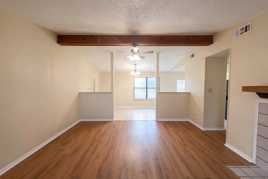 Building Photo - 908 Hackberry St