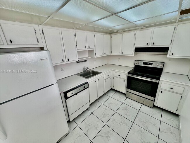 Building Photo - 1200 NE Miami Gardens Dr