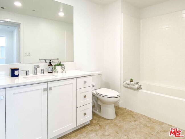 Building Photo - 1893 Union St