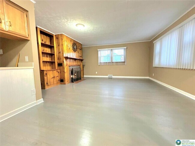 Building Photo - 1103 N Van Buren St