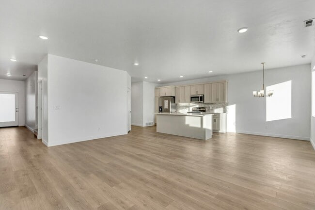 Building Photo - 825 W 700 S