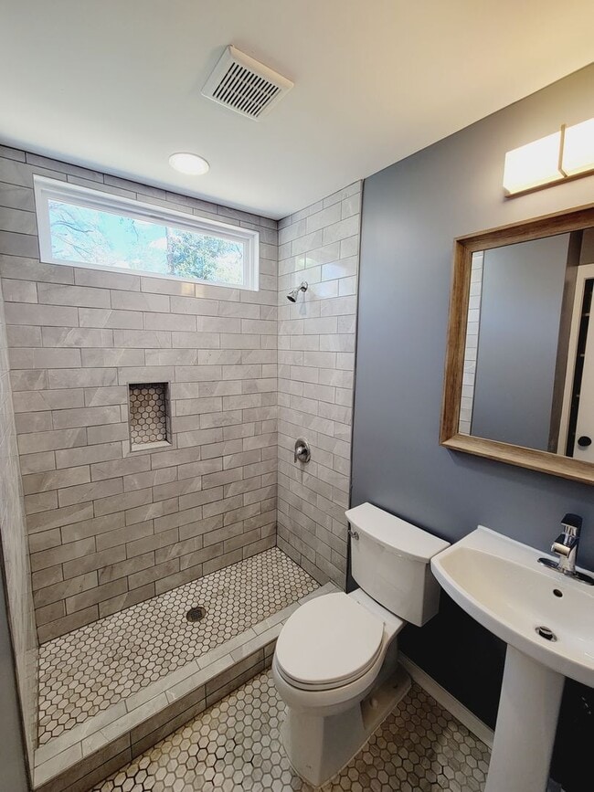 Building Photo - SUNSET PARK - Updated interior and fenced ...