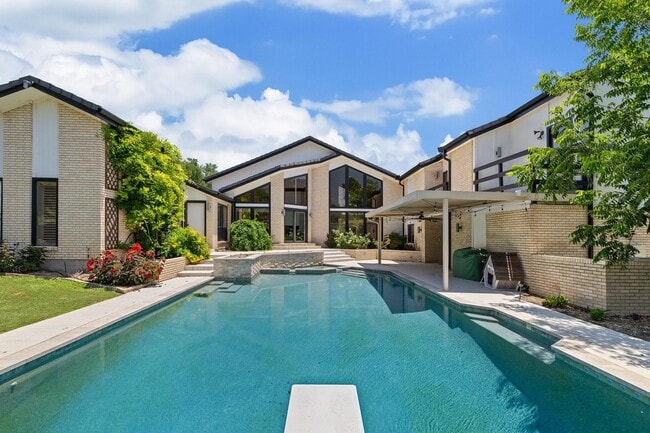 Primary Photo - 10811 Royal Park Dr