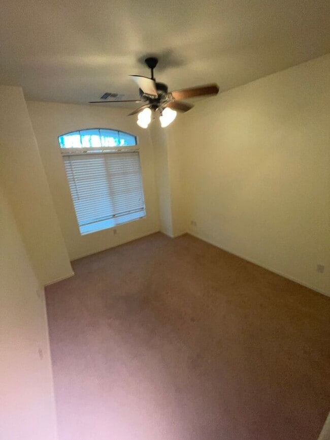 Building Photo - READY TO VIEW NOW! Spacious 3 Bed 2 Bath Home in Surprise Farms!