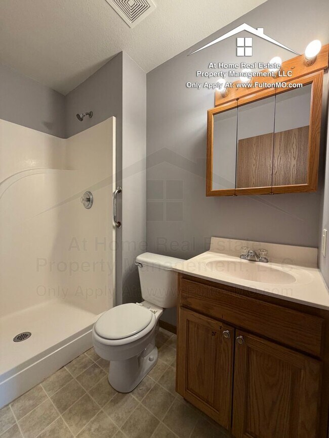 Building Photo - 427–429 Sabre Circle