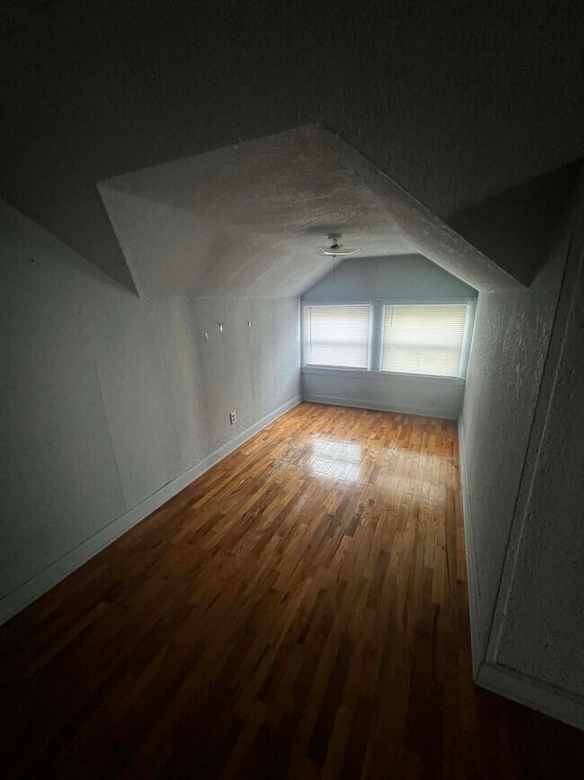 Building Photo - 214 Olive St