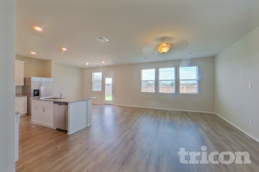 Building Photo - 5002 Saddle Clb Dr