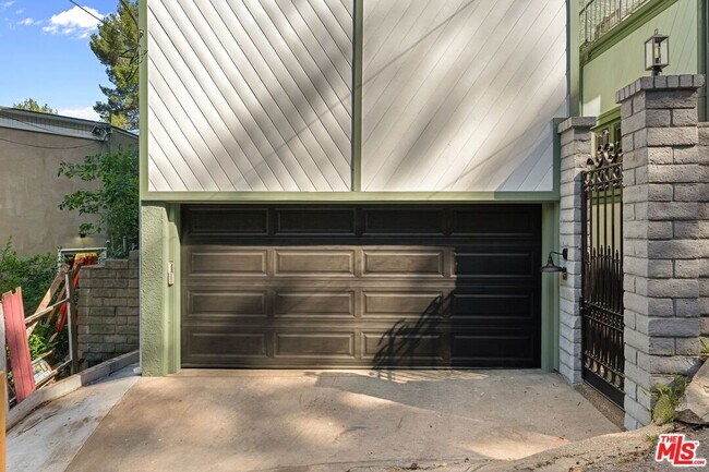 Building Photo - 8506 Oak Ct