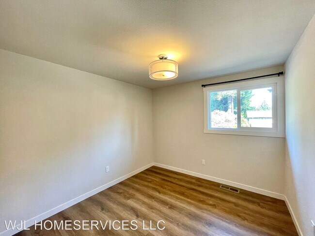 Building Photo - 4 br, 3 bath House - 12903 NE 76th St