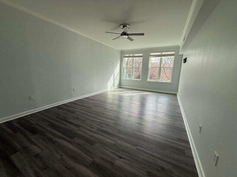 Building Photo - 405 W 7th St