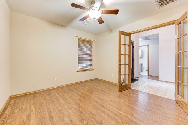 Building Photo - Beautiful 3x2 with Sunroom in Yukon