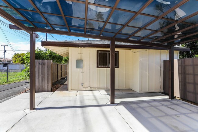 Building Photo - Kahala Avenue Beachside -  1 minute walk to beach  Recently remodeled w/fenced yard. 1 bdrm, 1 ba...