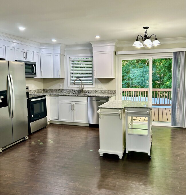 Building Photo - 46461 Rosewood Dr